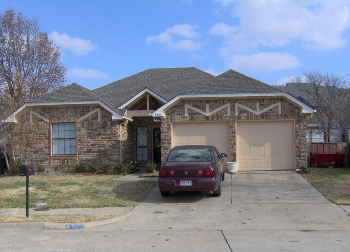 6303 Royal Cedar Dr in Dallas, TX - Building Photo