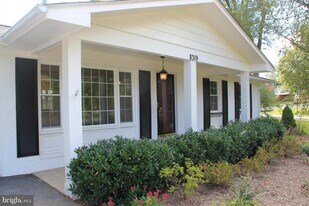 8319 Sharon Dr in Frederick, MD - Building Photo