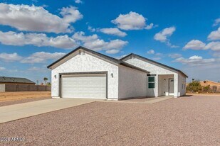 8335 W Pineveta Dr in Arizona City, AZ - Building Photo