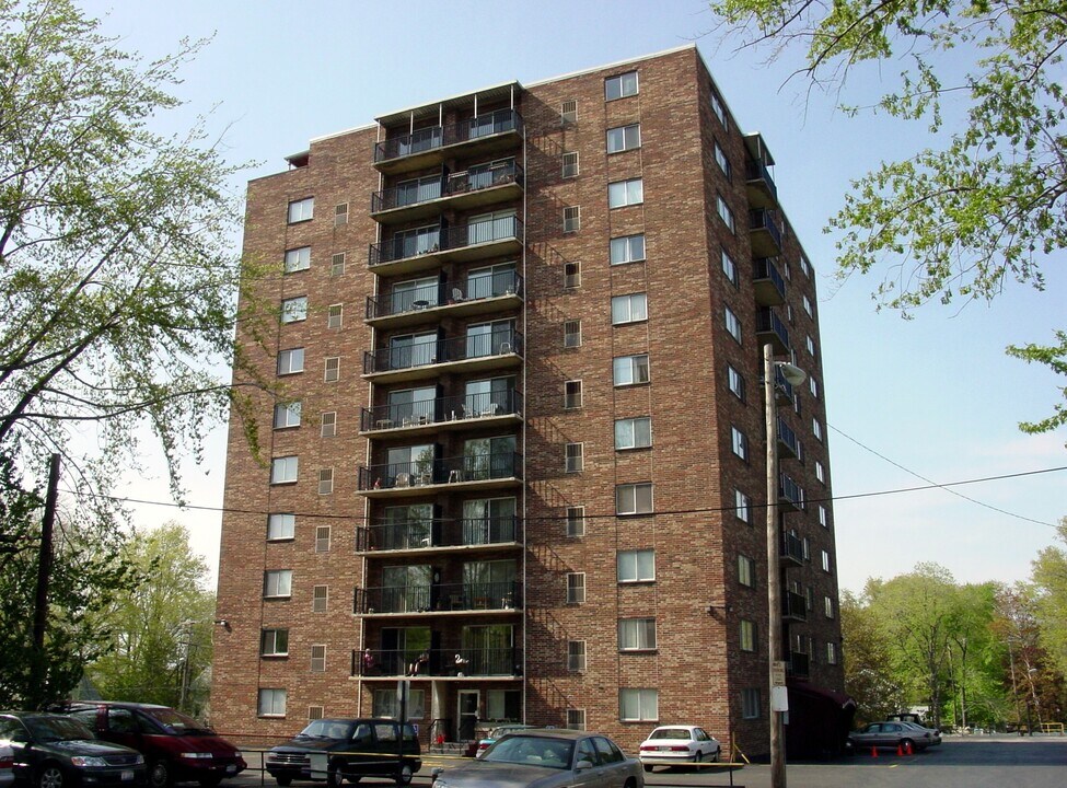 Richard Hilliard House Condominiums in Lakewood, OH - Building Photo