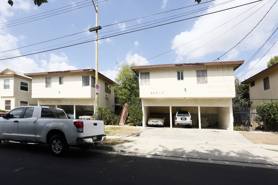 20617 Hartland St in Winnetka, CA - Foto de edificio