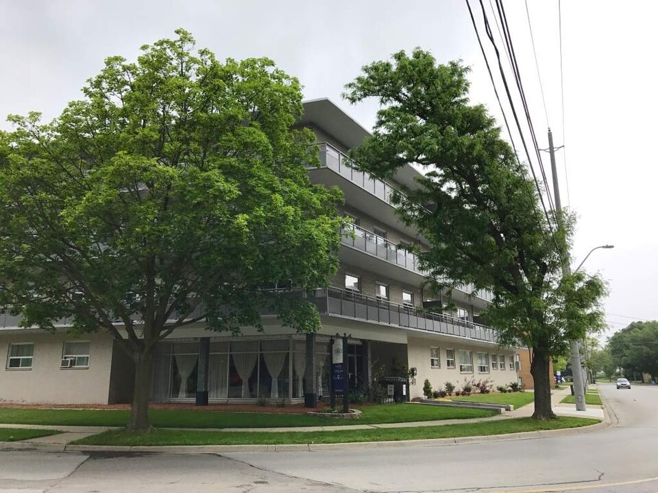 Terrace Apartments in Hamilton, ON - Building Photo