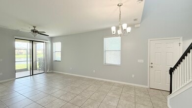 2449 Seven Oaks Dr in St. Cloud, FL - Foto de edificio - Building Photo