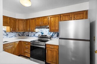 610 S Franklin St in Holbrook, MA - Building Photo - Building Photo