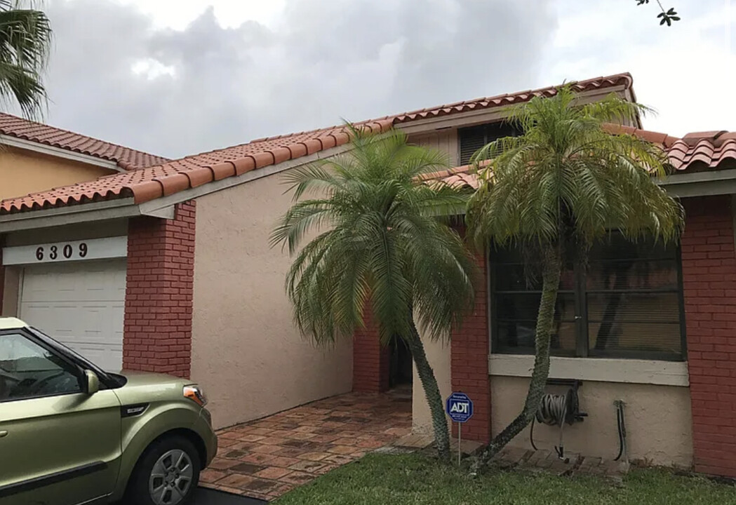 6309 NW 173rd Ln in Hialeah, FL - Building Photo