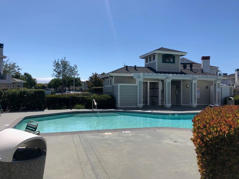 563 Shoal Cir in Redwood City, CA - Building Photo