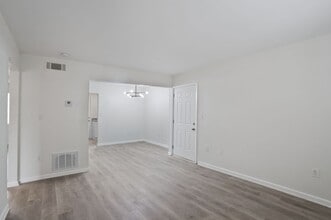 Brentwood Meadows in Atlanta, GA - Foto de edificio - Building Photo