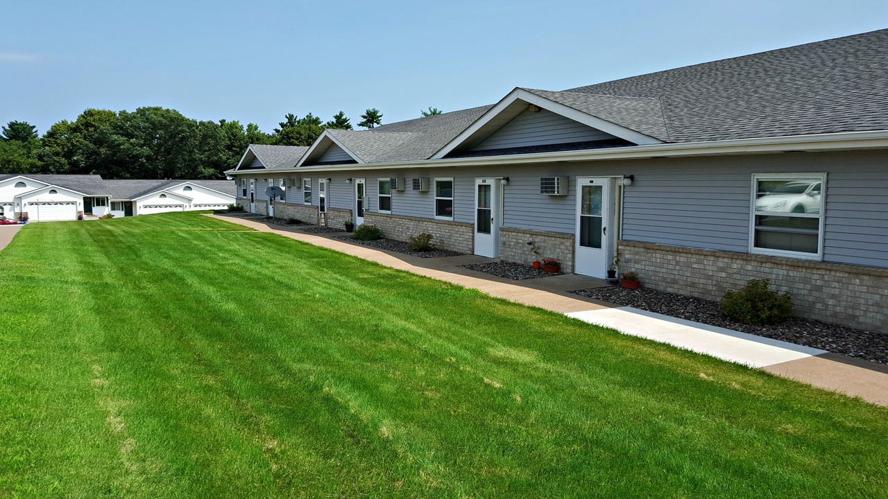 Pinedale Apartments in Menomonie, WI - Building Photo