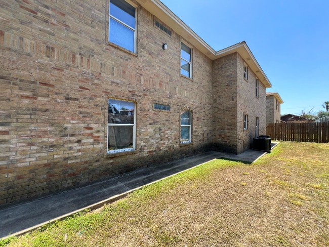 3008 E Stewart St in Laredo, TX - Building Photo - Building Photo