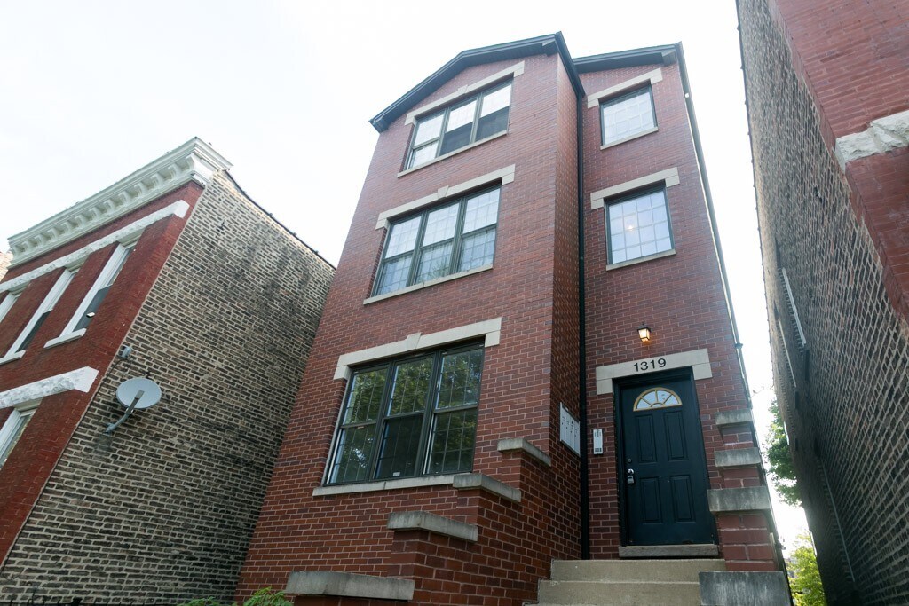 1319 N Campbell Ave, Unit M08H in Chicago, IL - Building Photo