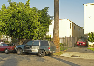 1546 S Gramercy Pl in Los Angeles, CA - Foto de edificio - Building Photo