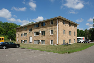 Colonial Apartments in Golden Valley, MN - Building Photo - Building Photo