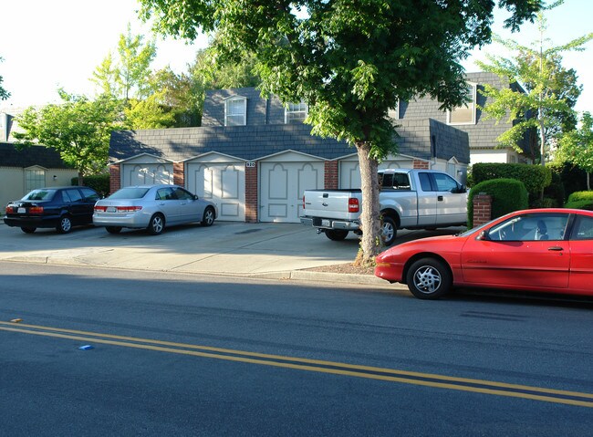 920 Maria Ln in Sunnyvale, CA - Foto de edificio - Building Photo