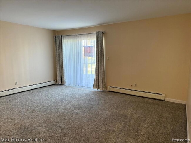 1671 Cass Lake Rd in Keego Harbor, MI - Building Photo - Building Photo