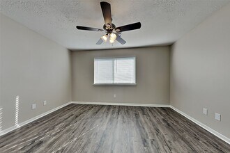 21426 Nottinghill Dr in Spring, TX - Building Photo - Building Photo