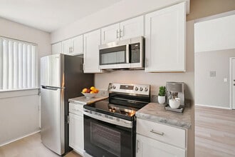 Southpointe Square in Woodhaven, MI - Foto de edificio - Building Photo