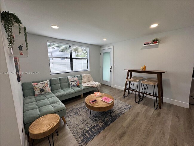 584 NW 30th St in Miami, FL - Building Photo - Building Photo