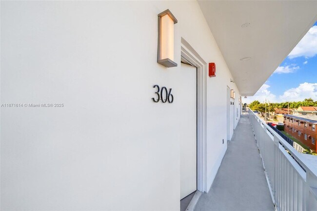 1536 NW 15th Ave, Unit 306 in Miami, FL - Building Photo - Building Photo