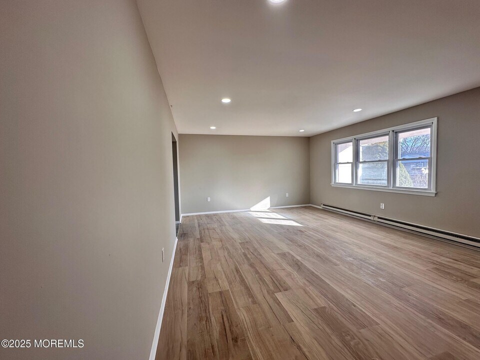 403 7th St in Waretown, NJ - Building Photo