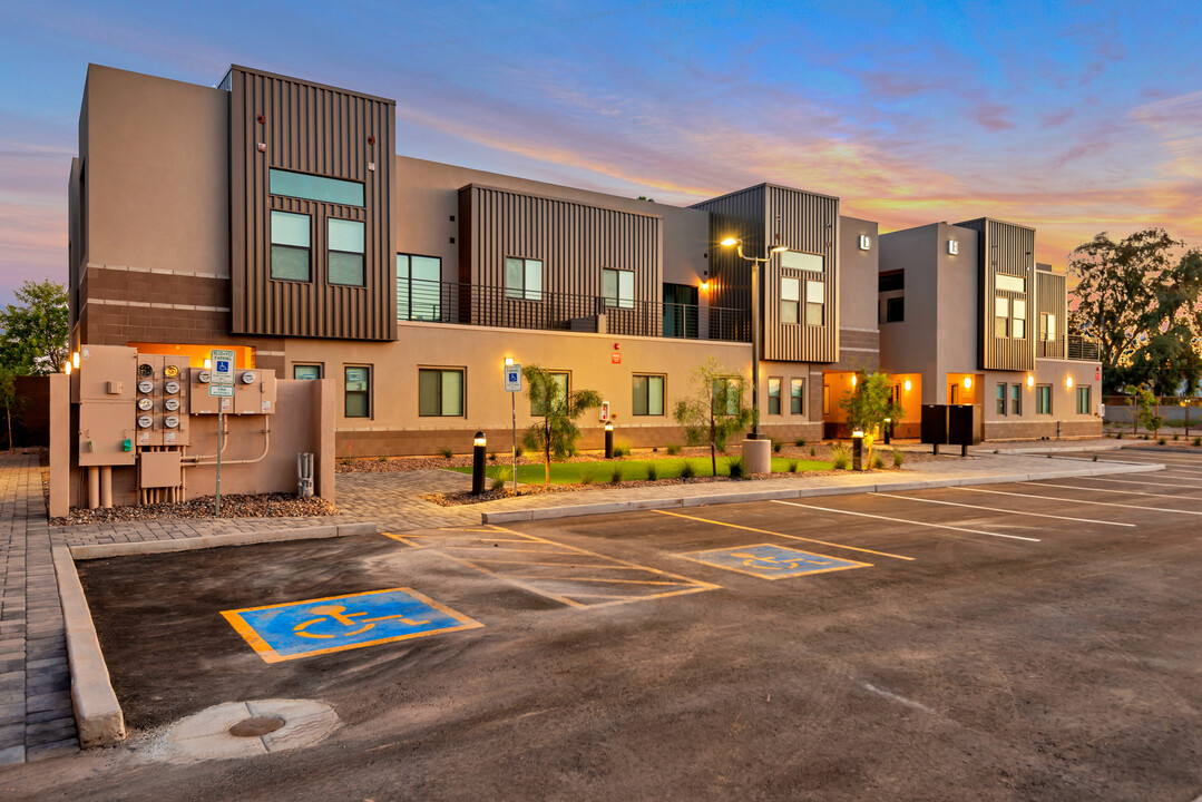 The Howe Apartments in Tempe, AZ - Building Photo