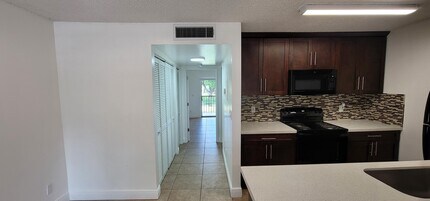 1824 Meadows Cir W in Boynton Beach, FL - Building Photo - Building Photo