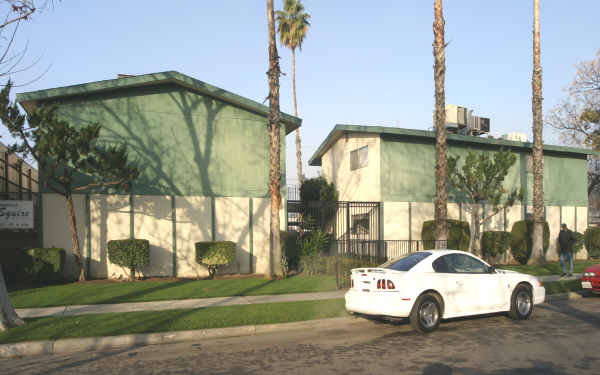 Downtown Squire Apartments in Fresno, CA - Building Photo