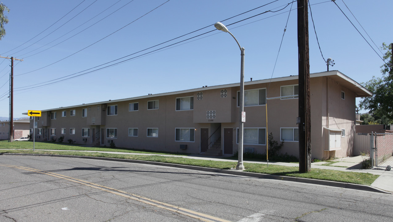 Woody Creek Apartments in Riverside, CA - Building Photo