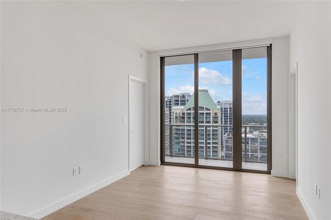 2678 Tigertail Ave, Unit 1903 in Miami, FL - Foto de edificio - Building Photo