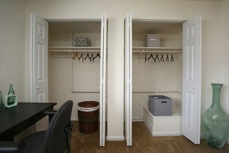 Emerald Point Apartments & Townhomes in Virginia Beach, VA - Foto de edificio - Building Photo