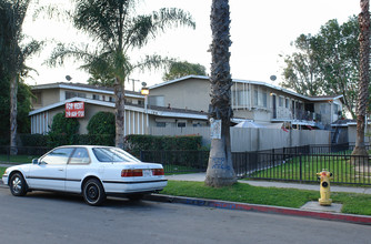 184-190 W Guinida Ln in Anaheim, CA - Foto de edificio - Building Photo