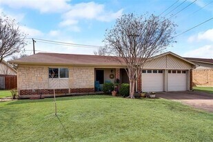 7529 Walnuthill Ct in Watauga, TX - Building Photo