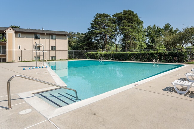 The Glens at Reed Station in Lanham, MD - Building Photo - Building Photo