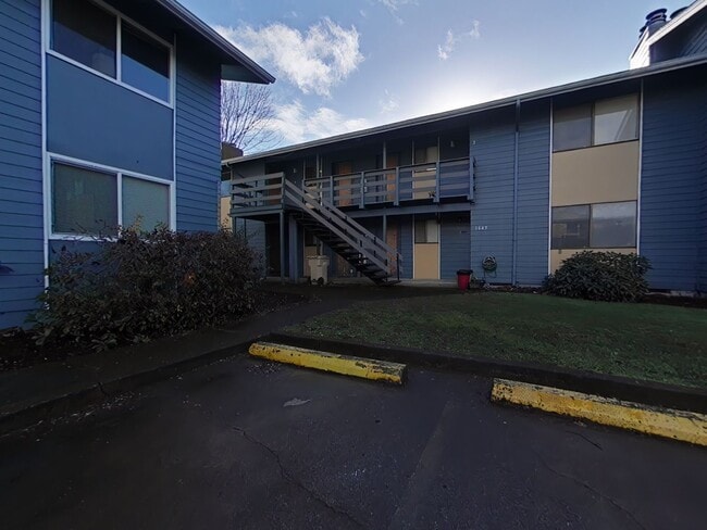 1645 NW Division St in Corvallis, OR - Foto de edificio - Building Photo