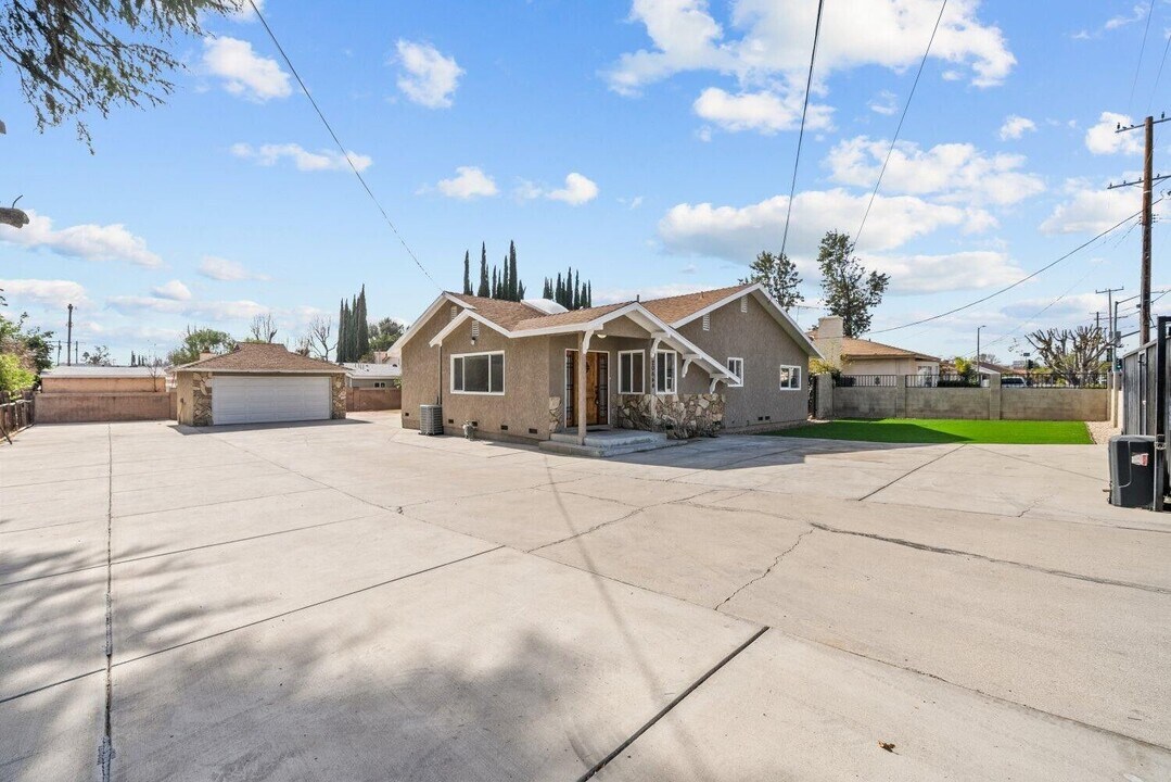 20644 Roscoe Blvd in Winnetka, CA - Building Photo