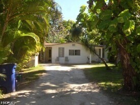 653 Howells Cir Dr in Ft. Myers, FL - Building Photo