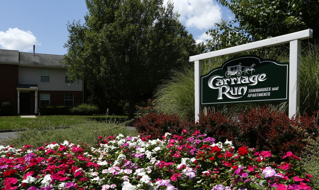 Carriage Run Apartments & Townhomes in Somerset, NJ - Foto de edificio