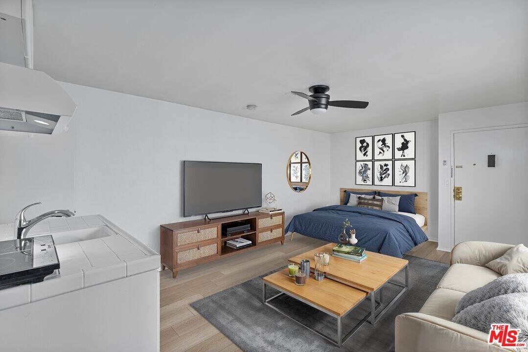 122 Buccaneer St in Marina Del Rey, CA - Building Photo