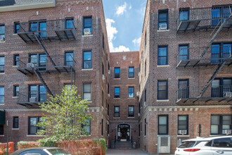 43-38 39th Pl in Long Island City, NY - Foto de edificio - Building Photo