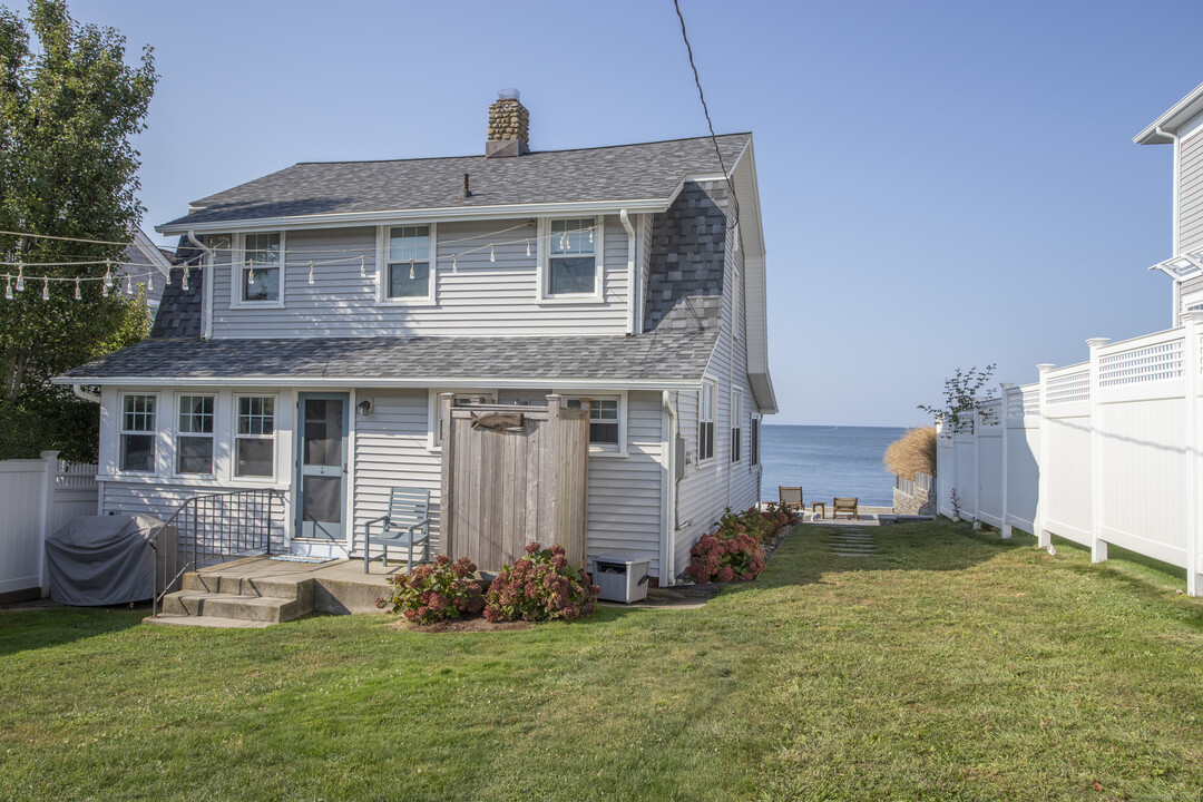 23 W Shore Dr in Old Saybrook, CT - Building Photo