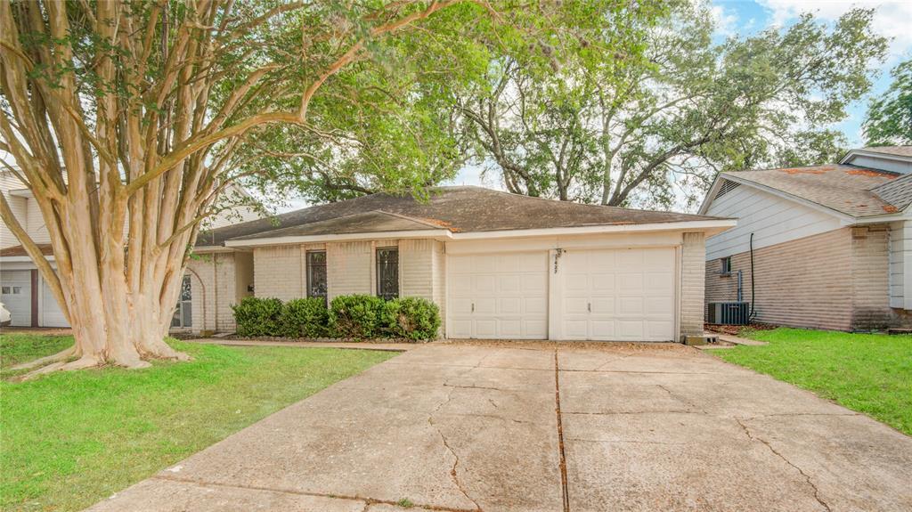 11427 Newbrook Dr in Houston, TX - Building Photo