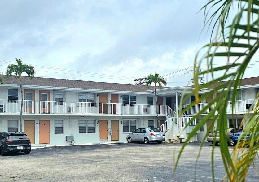 810 Lake Shore Dr, Unit 29 in West Palm Beach, FL - Building Photo