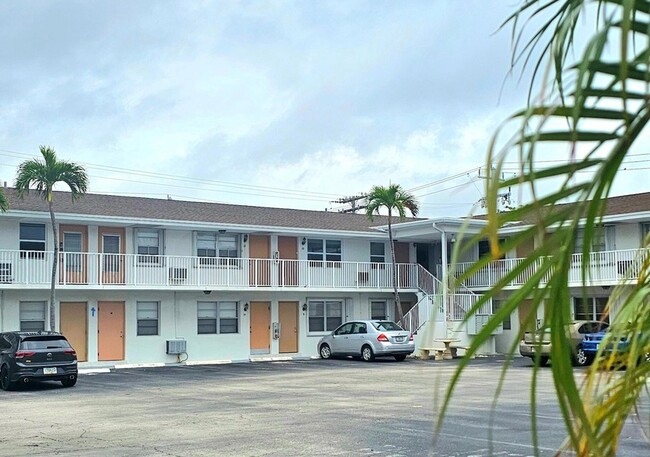 810 Lake Shore Dr, Unit 34 in West Palm Beach, FL - Building Photo - Building Photo