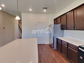 33923 Night Lily Dr in Zephyrhills, FL - Building Photo - Building Photo