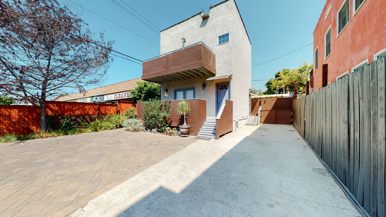 5815 Franklin Ave in Los Angeles, CA - Building Photo