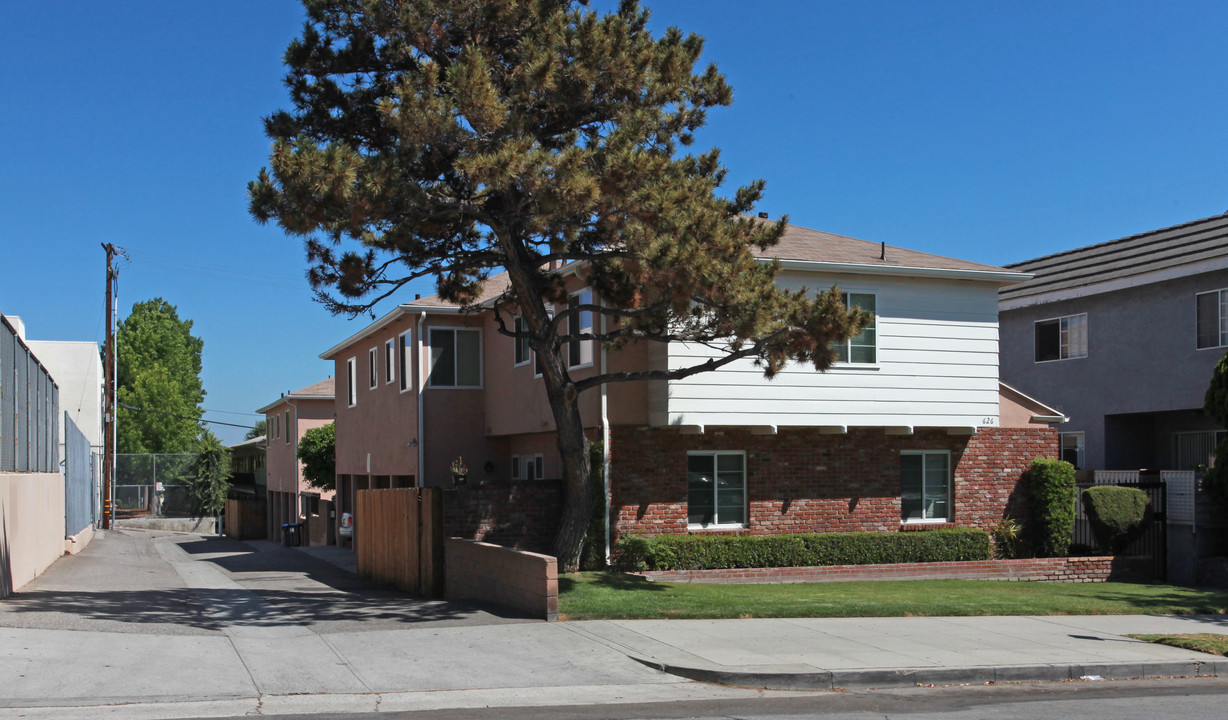 626 E Providencia Ave in Burbank, CA - Building Photo