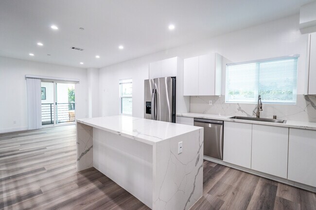 2150 S West View St in Los Angeles, CA - Building Photo - Building Photo