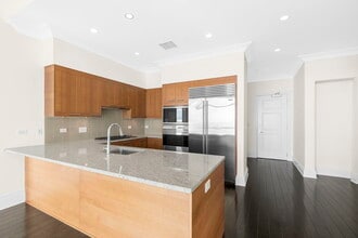 2550 N Lakeview Ave, Unit 2205 in Chicago, IL - Foto de edificio - Building Photo