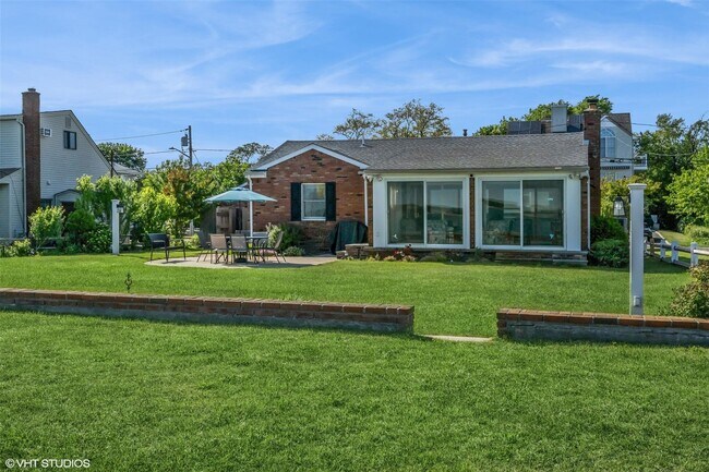 31 Dunlookin Ln in Riverhead, NY - Building Photo - Building Photo