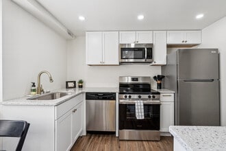 1219 Oakcrest St in Iowa City, IA - Building Photo - Building Photo