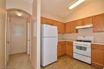 8842 Duncan Barrel Ave in Las Vegas, NV - Building Photo - Building Photo